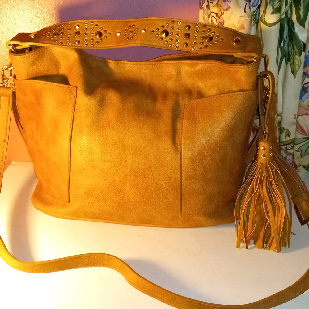 STEVE MADDEN BROWN WITH GOLD HARDWARE DESIGN, TASSIL POCKETS A/CROSSBODY STRAP